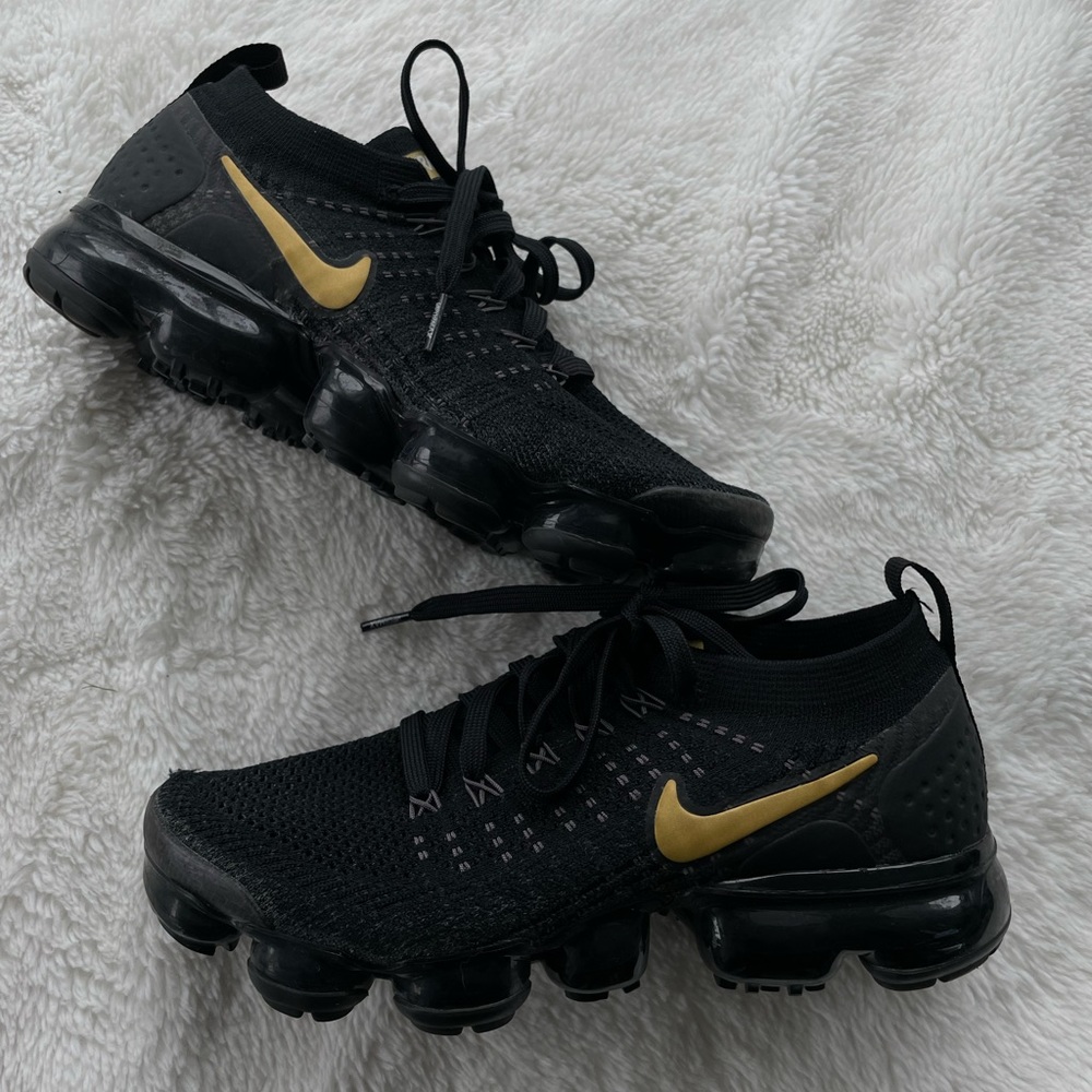Nike Womens Air VAPOURMAX Flynit 2 shoe. Size 7.5